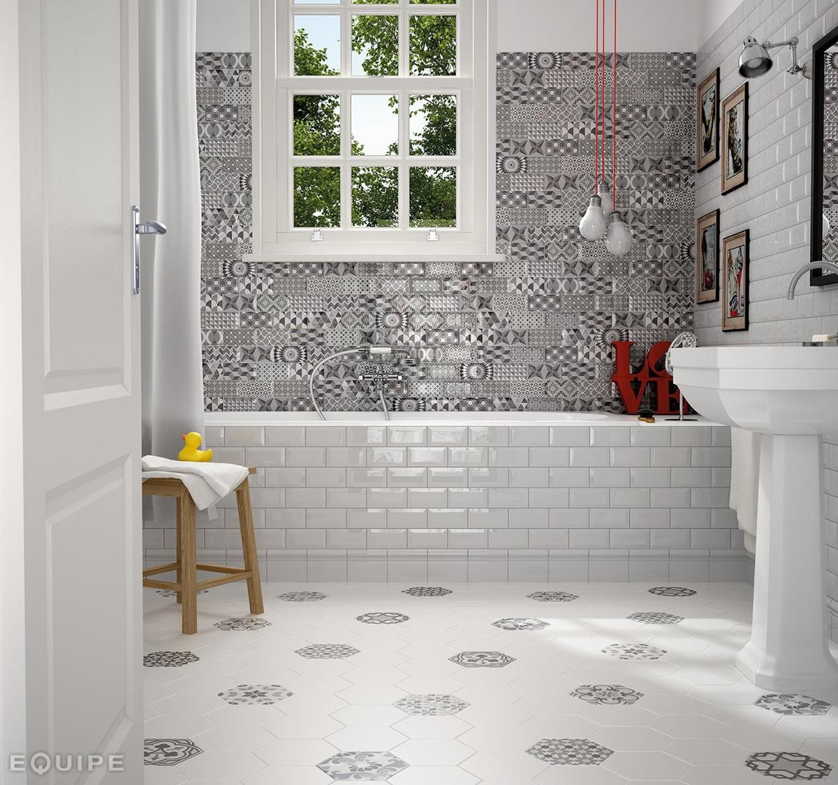 Carreau de ciment noir avec motifs géométriques 17.5x20 cm dans une salle de bain blanche avec accents rouge et déco murale