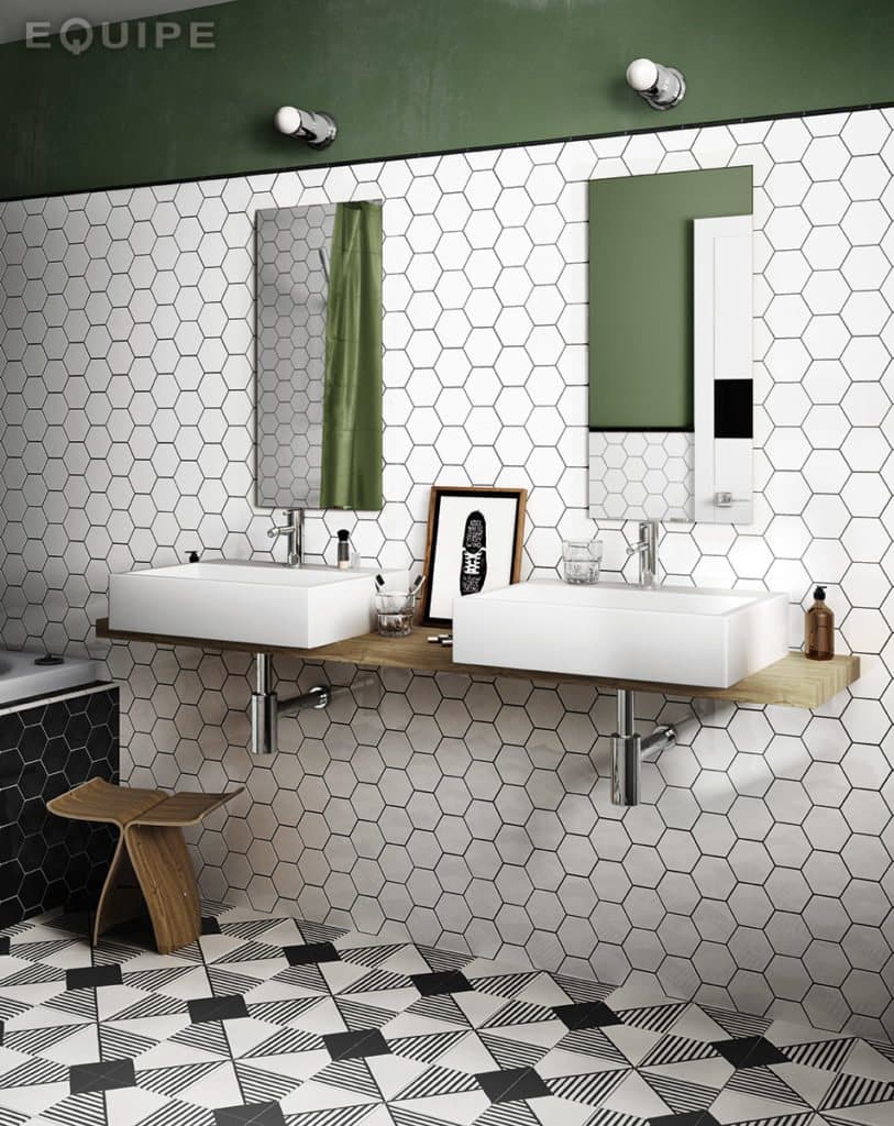 Carrelage blanc effet pierre hexagonal 17.5x20 cm sur un mur de salle de bain vert olive avec miroir et lavabo moderne