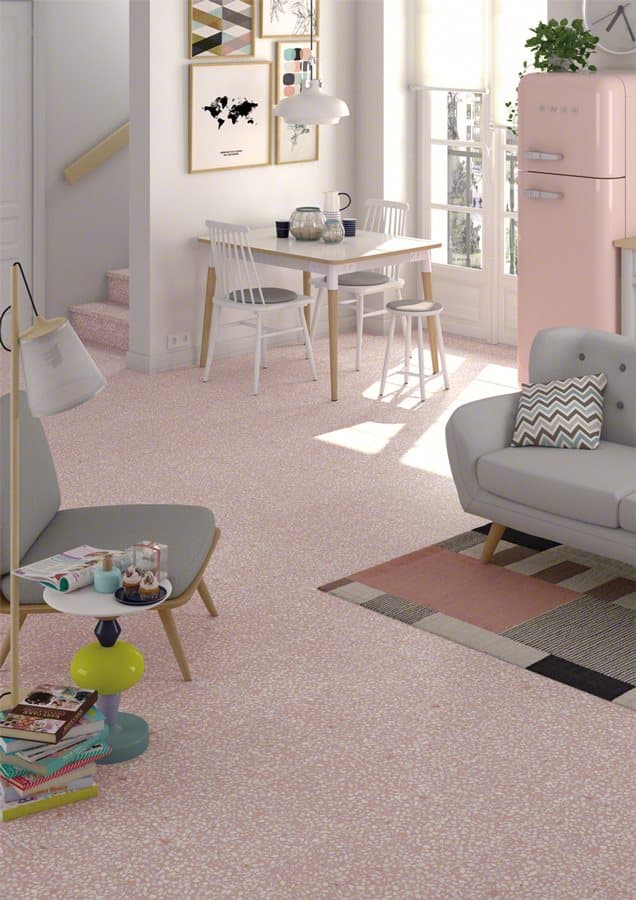 Carrelage Terrazzo rose avec nuances de blanc 30x30 cm dans salle à manger épurée avec mobilier moderne et détails décoratifs