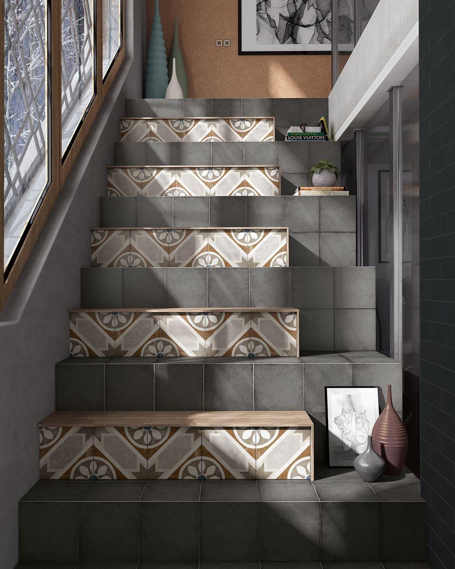 Carreau de ciment beige avec motifs géométriques 20x20 cm sur escalier en nuances de gris, accentué par des décorations modernes