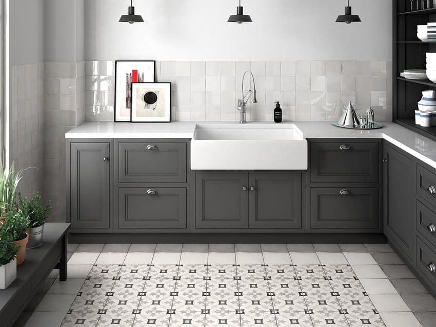 Carreau de ciment gris avec motifs géométriques 20x20 cm dans une cuisine moderne grise avec meubles et plan de travail noirs