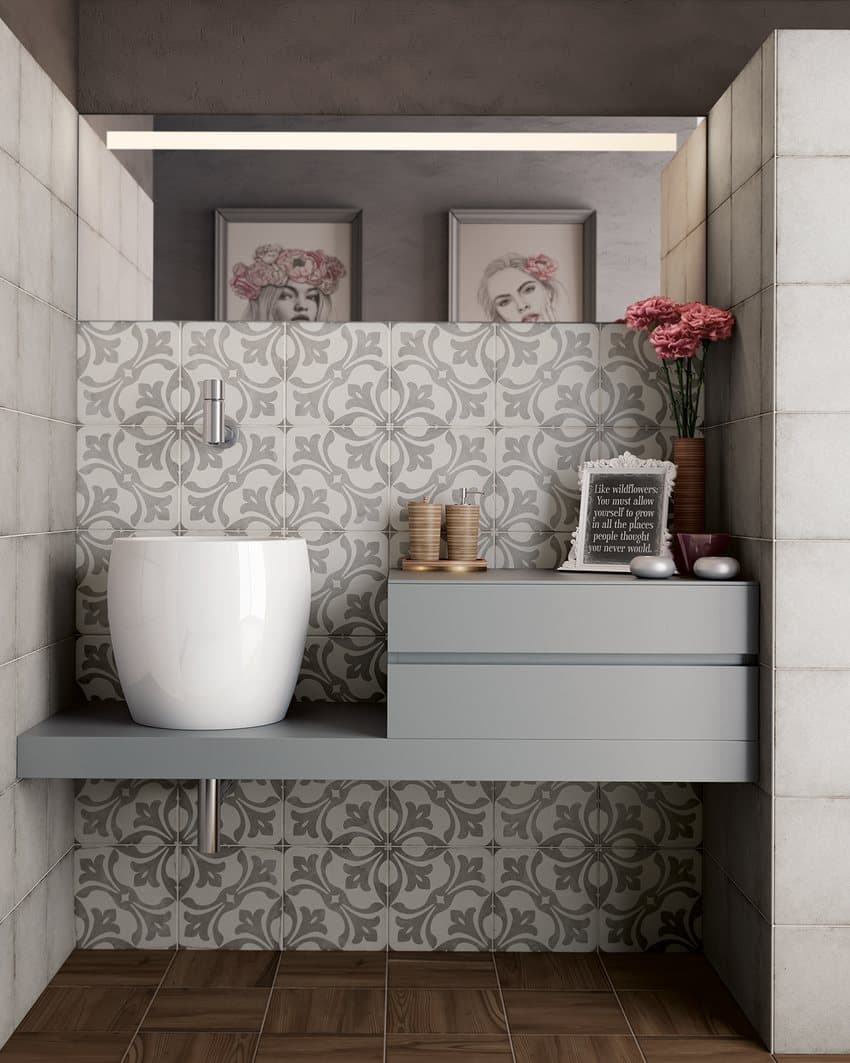 Carreau de ciment gris à motifs floraux 20x20 cm sur un mur de salle de bain tons gris marron mobilier moderne et décorations florales