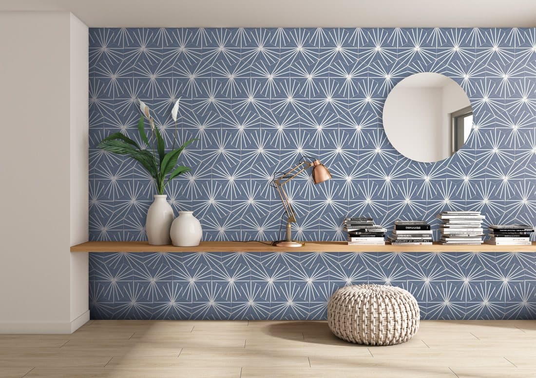 Carreau de ciment bleu avec motifs étoilés blancs 19.9x23 cm sur un mur intérieur avec étagères en bois, éléments décoratifs et parquet clair