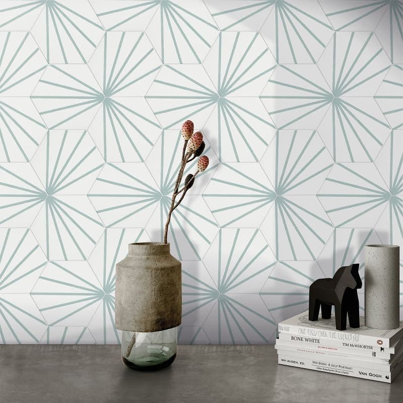 Carreau de ciment blanc motifs géométriques verts 19.9x23 cm sur un mur intérieur nuances de gris décor minimaliste vase et livres