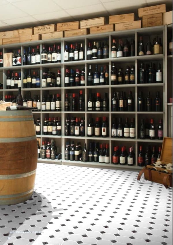 Carrelage uni blanc et noir 10x10 cm dans une cave à vin sur étagères en bois avec de nombreuses bouteilles de vin