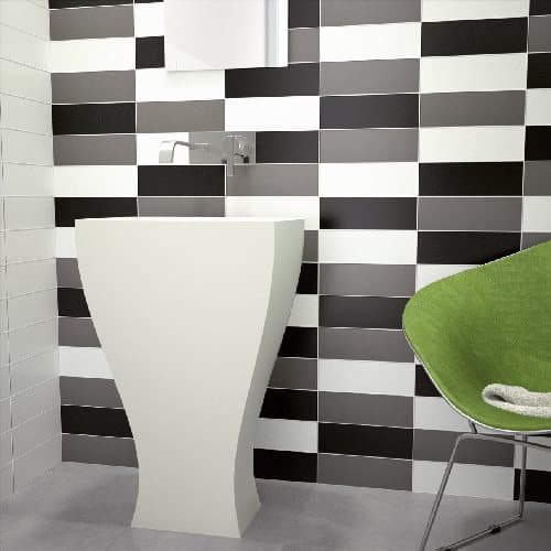 Carrelage uni blanc et noir 10x30 cm dans une salle de bain contemporaine, avec lavabo design et chaise verte