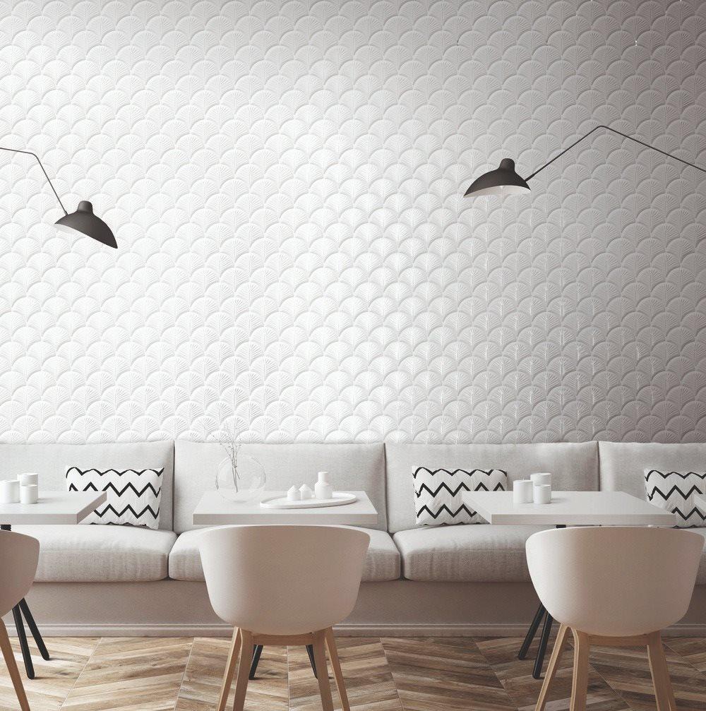 Carrelage uni blanc texturé 30x30 cm sur un mur de salle à manger épurée au sol en bois clair et mobilier moderne beige