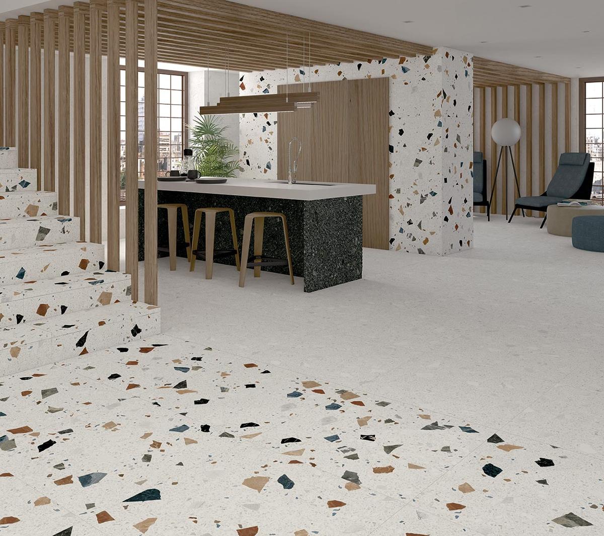 Terrazzo multicouleur avec éclats de marbre 80x80 cm dans une cuisine moderne avec îlot central et tabourets en bois, éclairage naturel