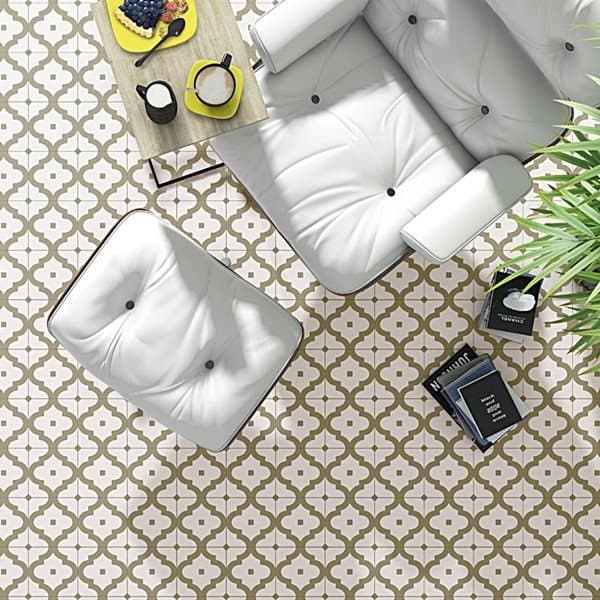 Carreau de ciment beige avec motifs géométriques marron 20x20 cm dans salon moderne sur canapé blanc table basse bois accessoires décoratifs