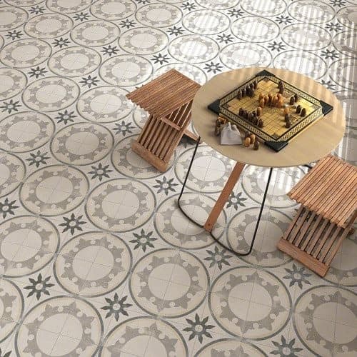 Carreau de ciment gris avec motifs géométriques 20x20 cm sur un salon aux tons crèmes avec mobilier en bois clair et jeu déchecs