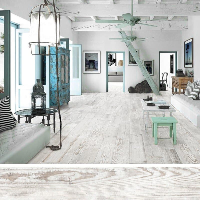 Carrelage effet bois marron clair veiné 15x90 cm dans un intérieur lumineux aux murs blancs avec mobilier couleur turquoise et détails décoratifs