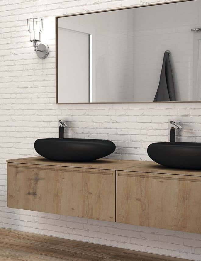 Carrelage blanc à relief dans une salle de bain épurée avec meuble en bois et vasques noires sur fond de mur blanc texturé