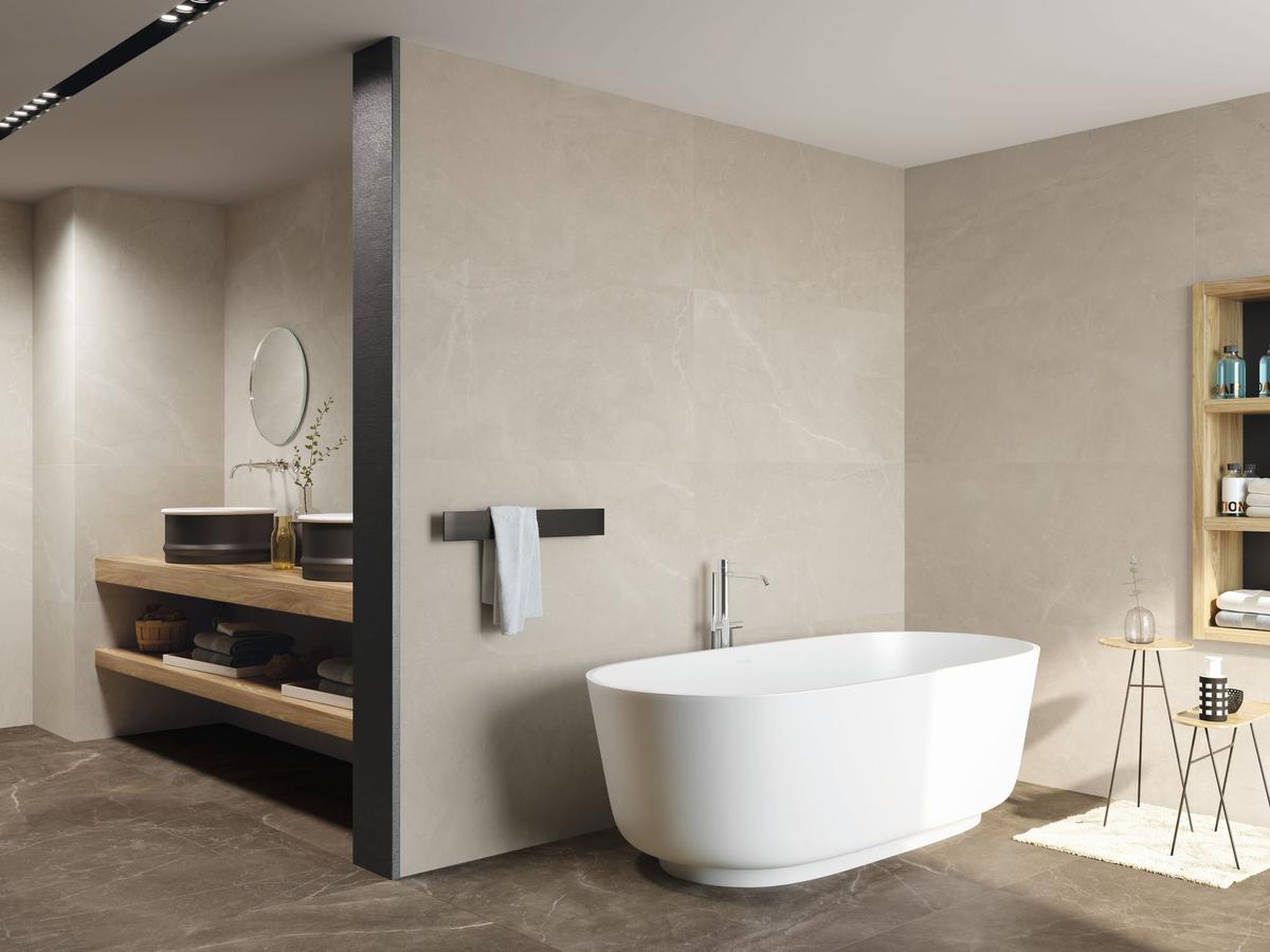 Carrelage marbre beige veiné taille 60x120 cm dans une salle de bain tons beige et brun avec baignoire ovale et étagères en bois
