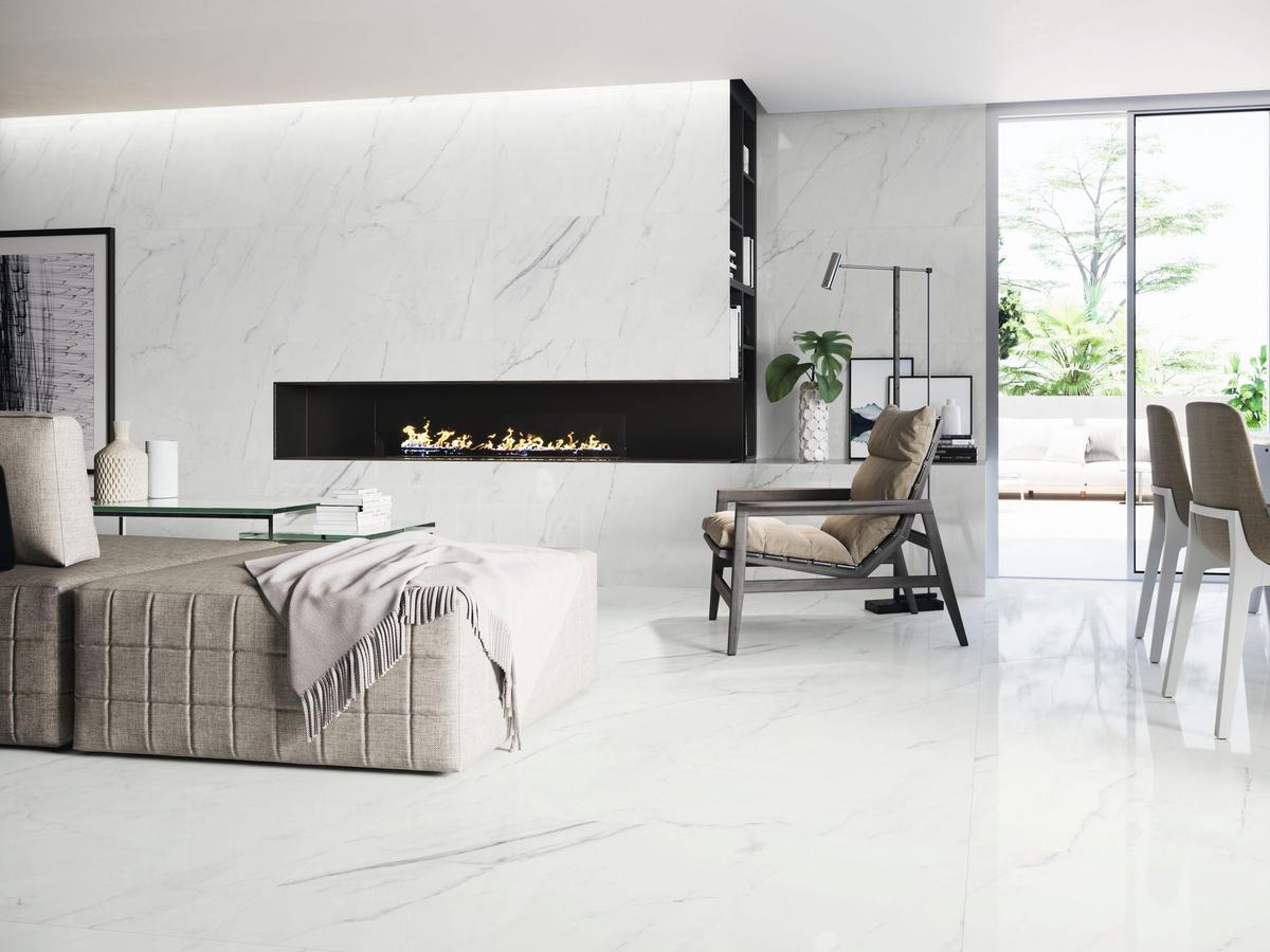 Carrelage Marbre Blanc poli 60x120 cm dans un salon moderne sur fond blanc avec mobilier neutre et accents noirs, éclairage naturel