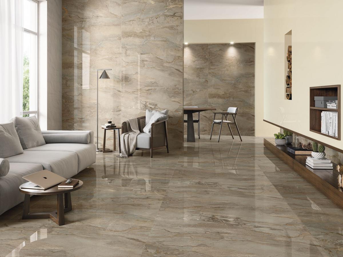 Carrelage marbre beige veiné 60x60 cm dans un salon épuré aux murs crème avec mobilier moderne et éclairage naturel