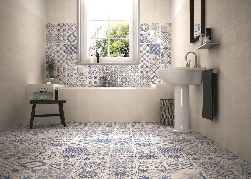 Carreau de ciment beige avec motifs bleus 45x45 cm dans une salle de bains épurée beige avec lavabo et accessoires modernes