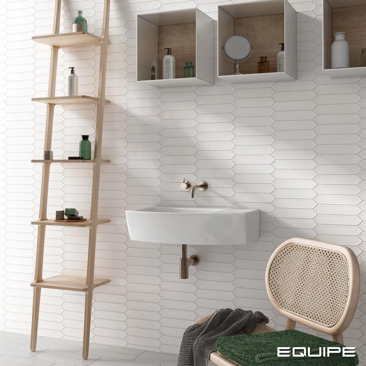 Carrelage uni blanc hexagonal 5X25 dans une salle de bain tons bois et blanc avec lavabo, étagère, miroir et accessoires