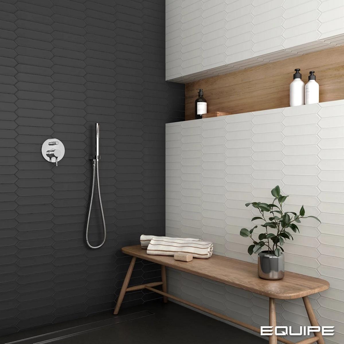 Carrelage uni blanc en chevrons 5X25 sur mur de salle de bain moderne noir avec étagères en bois et accessoires salle de bains