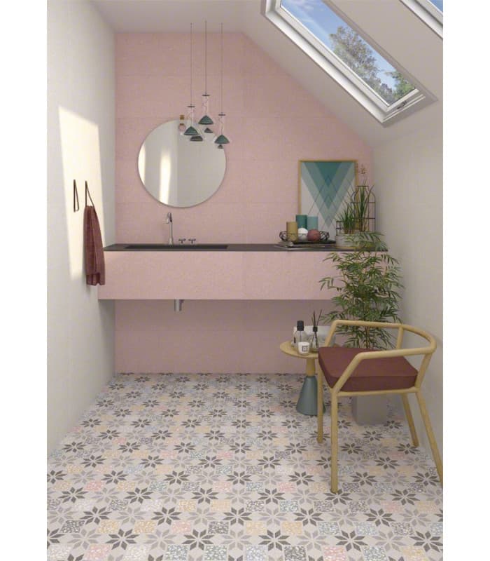 Carrelage Terrazzo rose avec nuances de gris et blanc 30x30 cm dans une salle de bain aux murs rose pâle, meubles en bois, miroir rond, éclairage suspendu