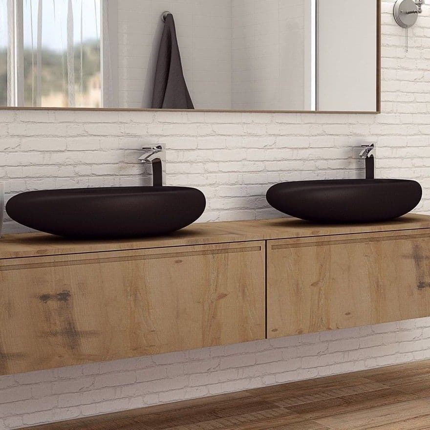 Carrelage blanc relief dans salle de bain moderne avec meuble bois clair et vasques ovales noires sur plan