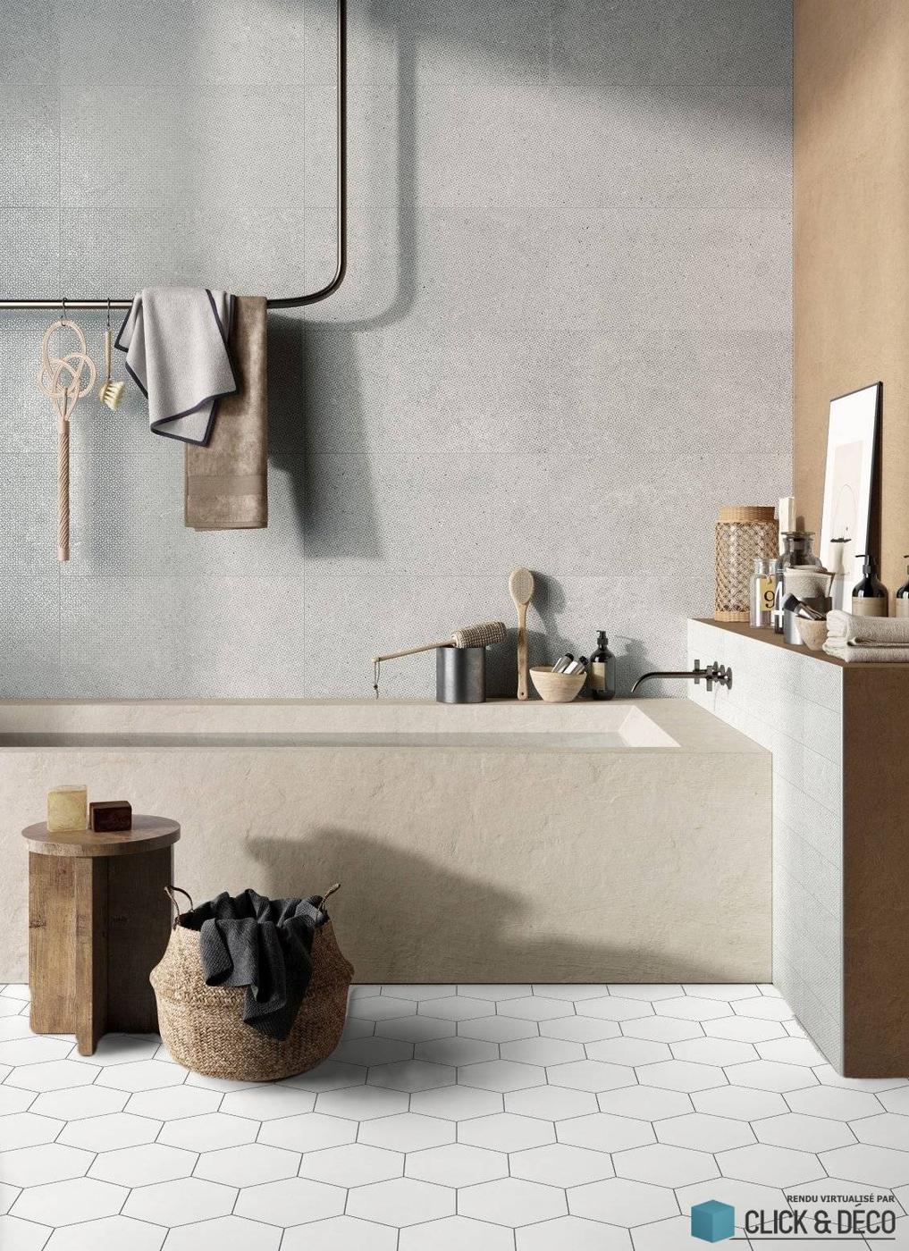 Carrelage effet pierre blanc léger, hexagonal 17.5x20 cm, sur un sol de salle de bain, harmonie avec les murs beiges, accessoires en bois et textiles gris