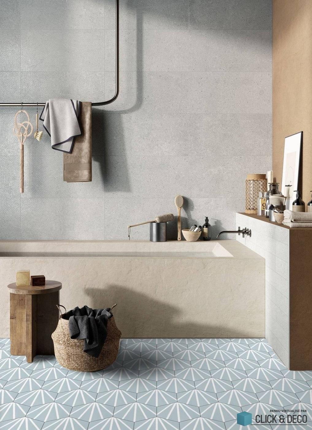 Carreau de ciment bleu motifs géométriques blancs 19.9x23 cm sur une salle de bain tons beige et gris accessoires en bois et panier en osier