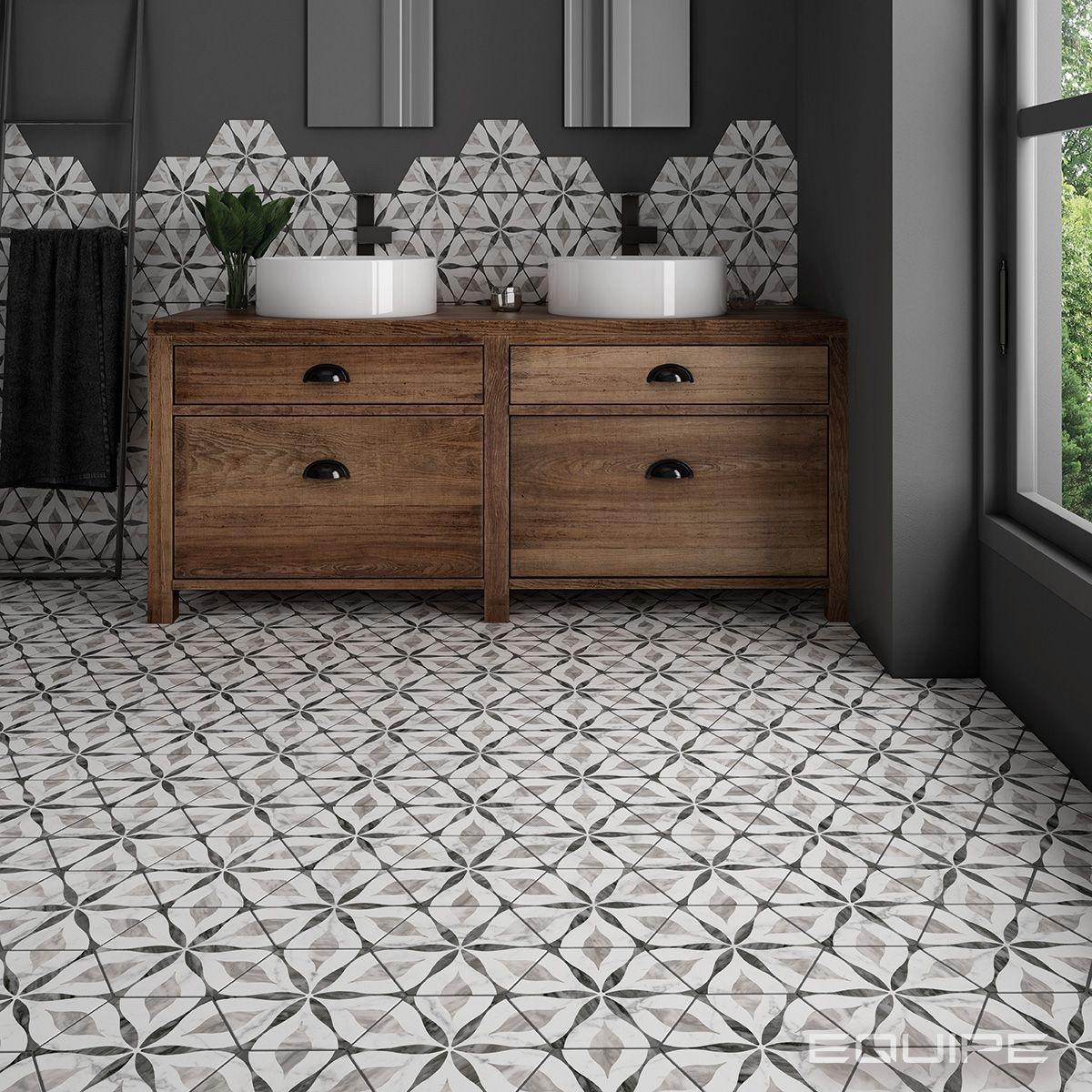 Carreau de ciment gris à motifs géométriques dans une salle de bain épurée avec meuble en bois et détails noirs