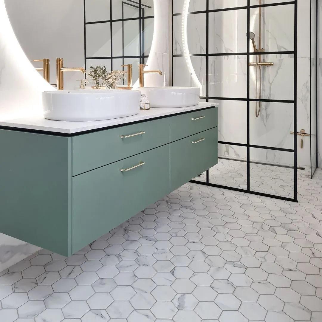 Carrelage blanc relief dans salle de bain moderne meubles turquoise miroirs dorés
