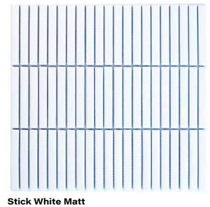 Carrelage uni blanc mat avec lignes fines verticales pour un design contemporain et épuré