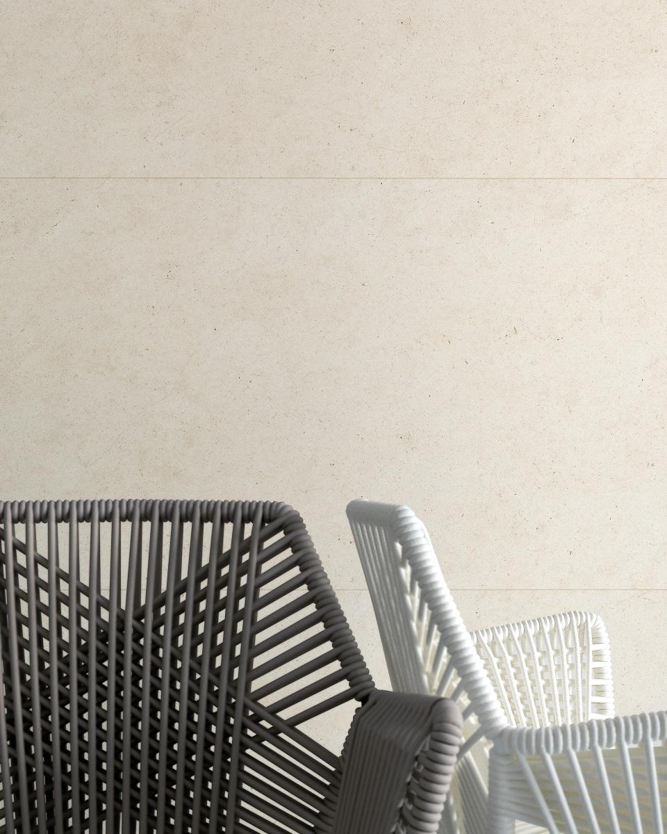 Carrelage aspect métal blanc sans motifs 60x60 cm sur terrasse avec mobilier design ton sur ton