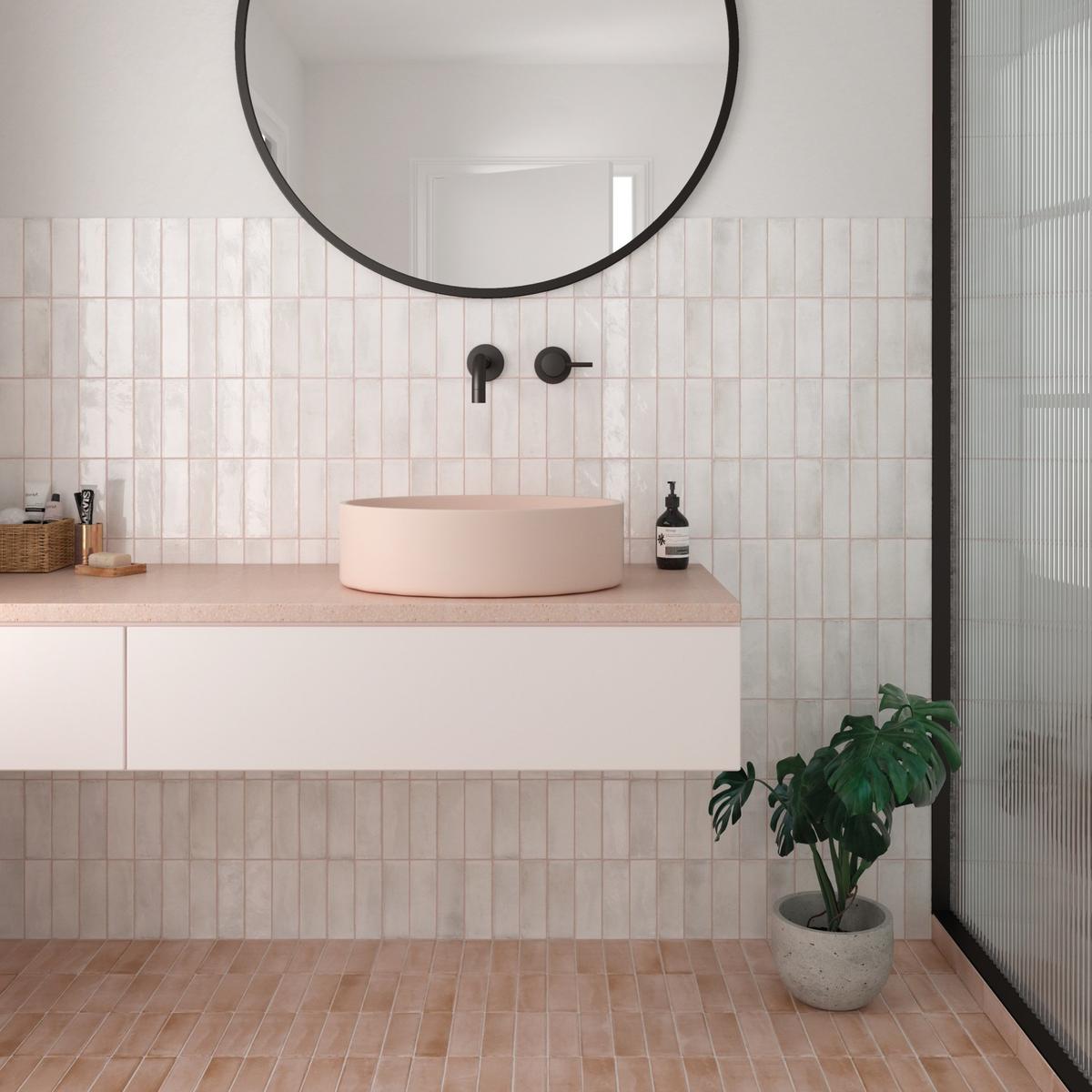 Zellige blanc éclatant légère nuance crème 5X15 dans une salle de bain tons pastel vasque rose, miroir rond, plantes