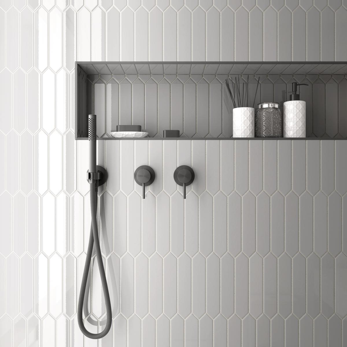 Carrelage uni blanc dans une salle de bain moderne avec robinetterie et accessoires noirs sur étagère encastrée