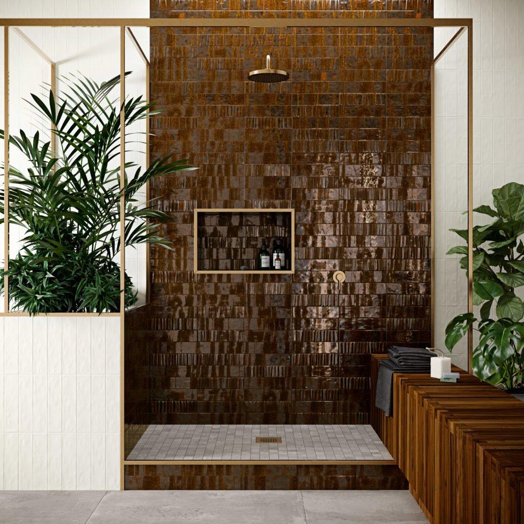 Carrelage aspect tissu marron brillant dans une salle de bain beige avec plantes vertes et mobilier en bois brun