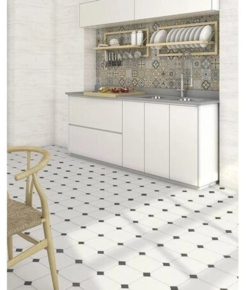 Carrelage uni multicouleur 20x20 cm sur une cuisine blanche avec meubles blancs et crédence à motifs