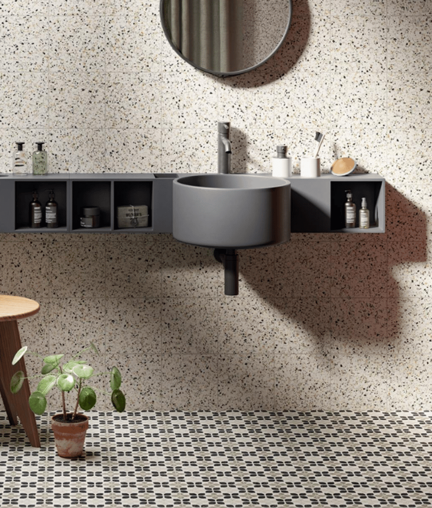 Carrelage Terrazzo Terracotta et noire en 20x20 cm sur un sol de salle de bain avec murs bicolores et vasques modernes