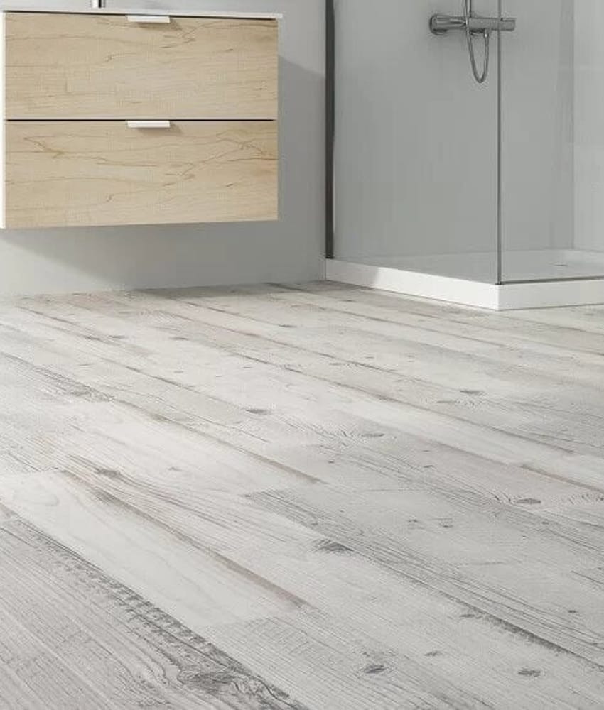 Carrelage effet bois marron clair nuances grises 15x90 cm dans une salle de bain moderne tons blancs, meuble bois clair, douche 