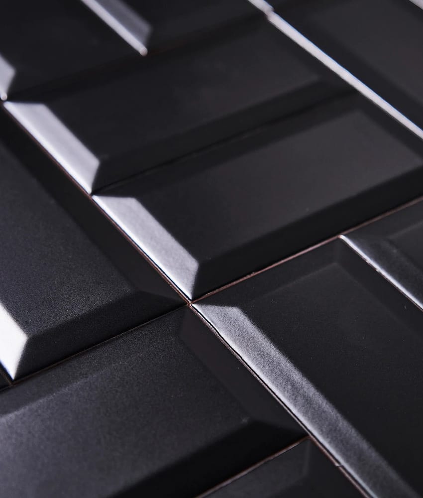Carrelage noir brillant avec relief et reflets pour design moderne et élégant