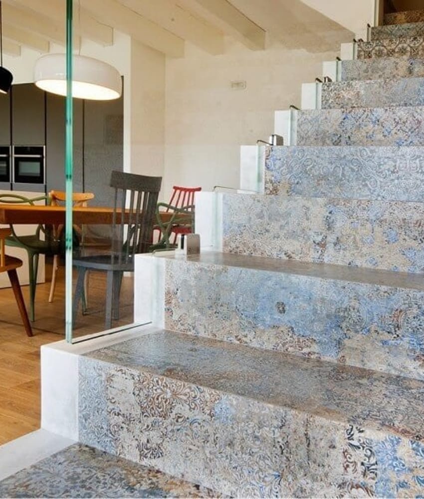 Carrelage effet tissu beige avec motifs bleus 50x100 cm sur escalier en intérieur, tons neutres et meubles modernes