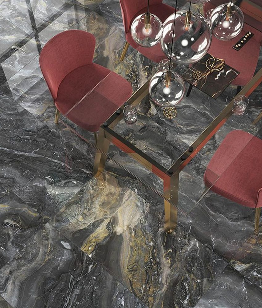 Carrelage marbre noir veiné de blanc et d’or 60x120 cm dans une salle à manger moderne avec des chaises rouges et une table en v