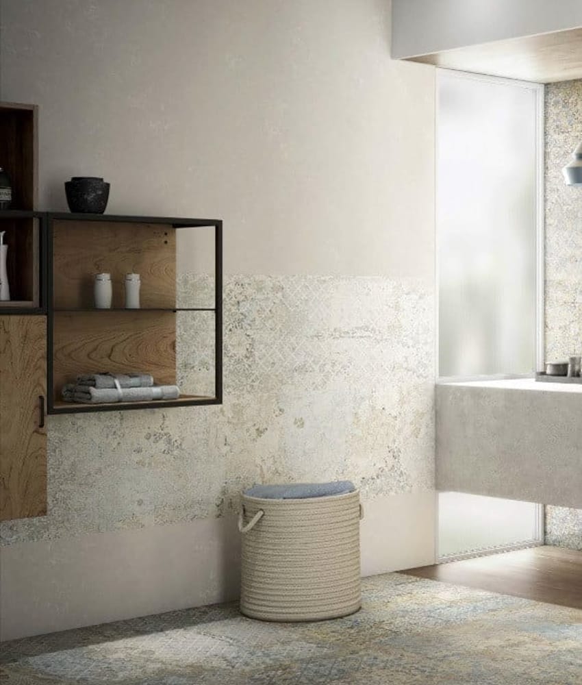 Carrelage aspect tissu beige avec motifs dans une salle de bain tons crème et bois avec étagère, panier et serviettes