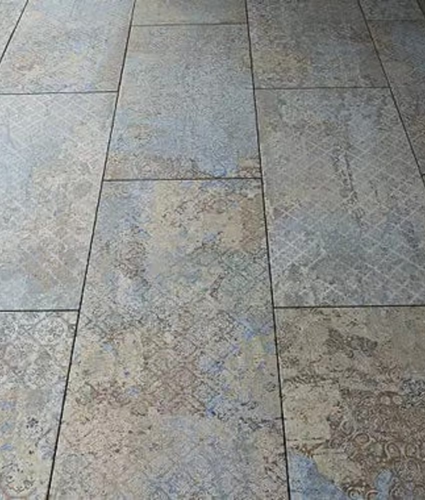 Carrelage effet tissu beige motifs variés 50x100 cm posé dans véranda lumineuse, nuances de gris et murs blancs