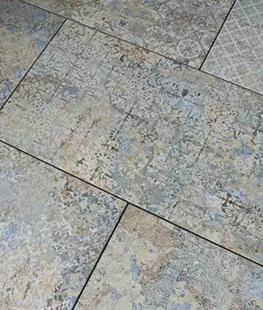 Carrelage aspect tissu couleurs beige et bleu motifs vintage 50x100 cm sur sol intérieur