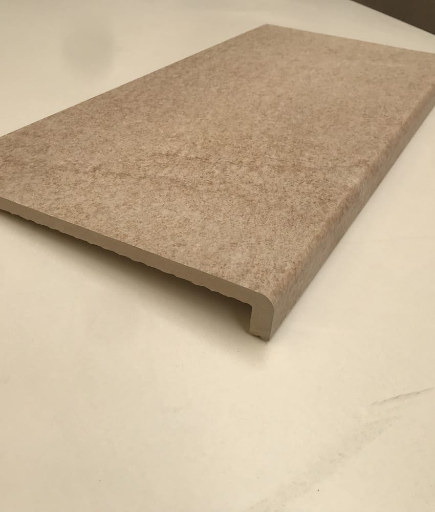 Margelle carrelage effet béton PIRINEOS BEIGE NEZ DE MARCHE ANTIDERAPANT - 66.5X32/3