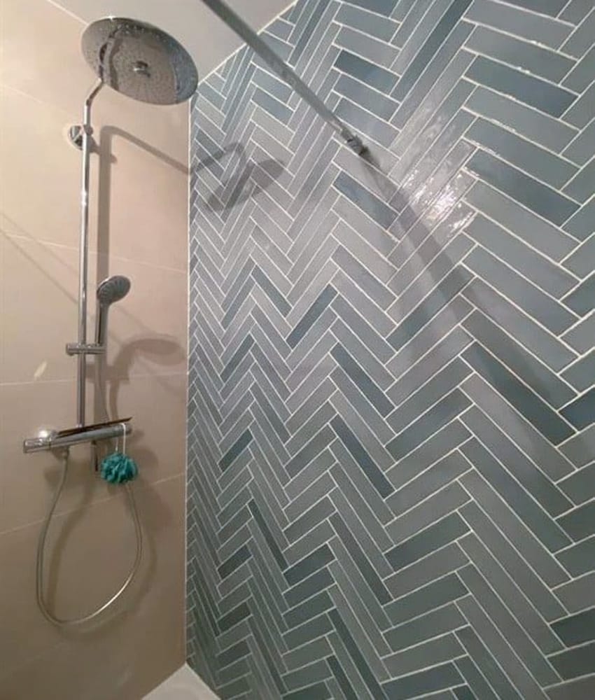 Chevron effet zellige turquoise nuancé 5x25 cm PIASTRELLA ACQUA - 1.2m²
