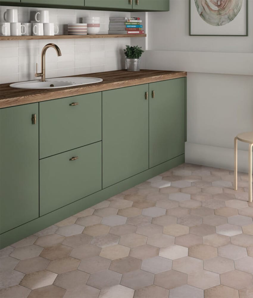 Carrelage aspect brique rose dans une cuisine vert pastel avec mobilier bois clair et blanc