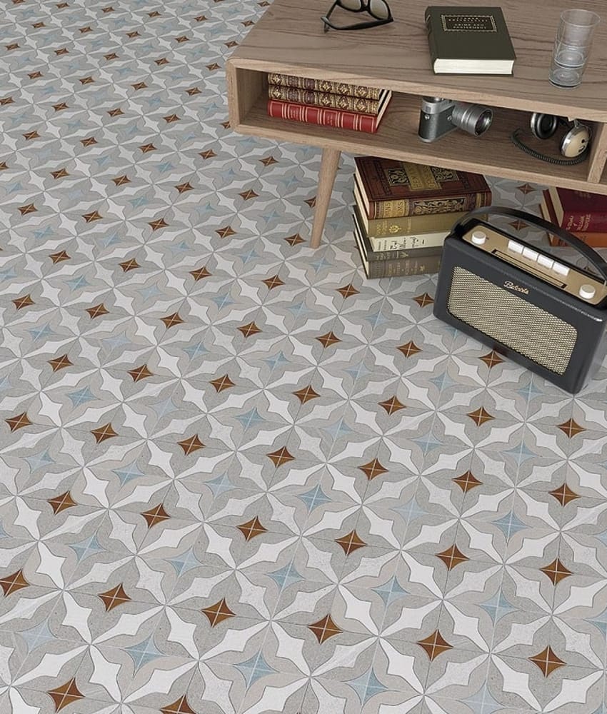 Carreau de ciment multicouleur motifs géométriques 15x15 cm dans une pièce avec mobilier bois et radio vintage