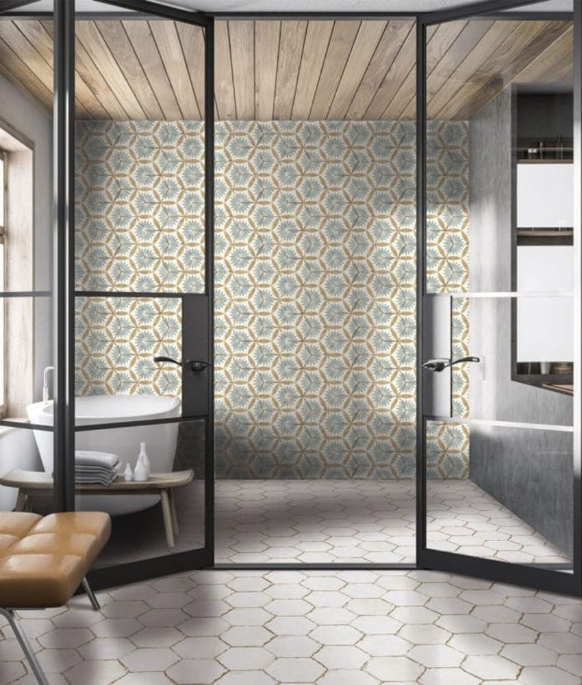 Carreau de ciment multicouleur avec motifs géométriques dans une salle de bains épurée, sur des surfaces murales et au sol