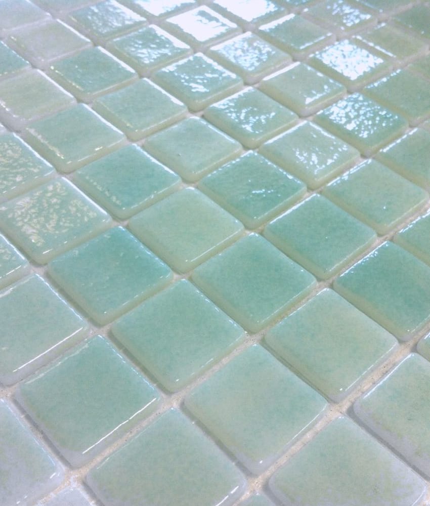 Carrelage uni vert nuances de jade 30x30 cm sans motifs pour design intérieur élégant