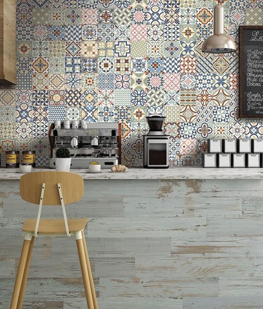 Carreaux de ciment multicouleur avec motifs géométriques et floraux 30x30 cm dans une cuisine blanche avec plancher effet bois c