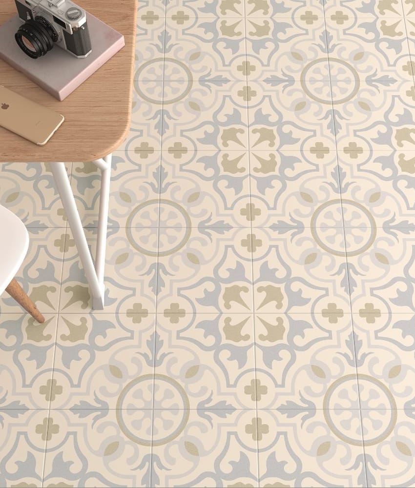 Carreau de ciment bleu clair avec motifs beige et gris, taille 20x20 cm, dans une salle dotée de mobilier moderne et élégants ac